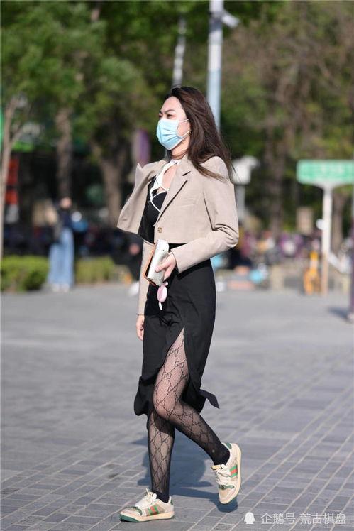 波鞋配丝袜,打造独特个性穿搭