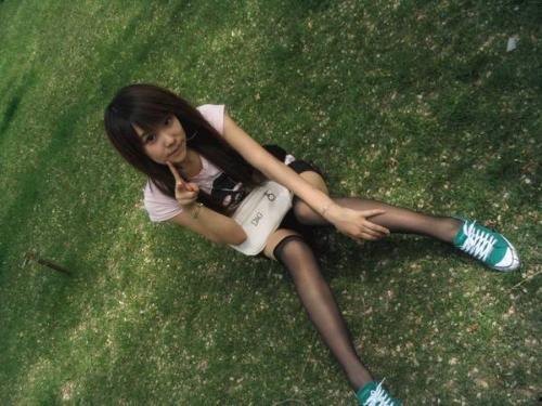 男人被迫穿丝袜挠脚心,男性被迫体验的另类挑战