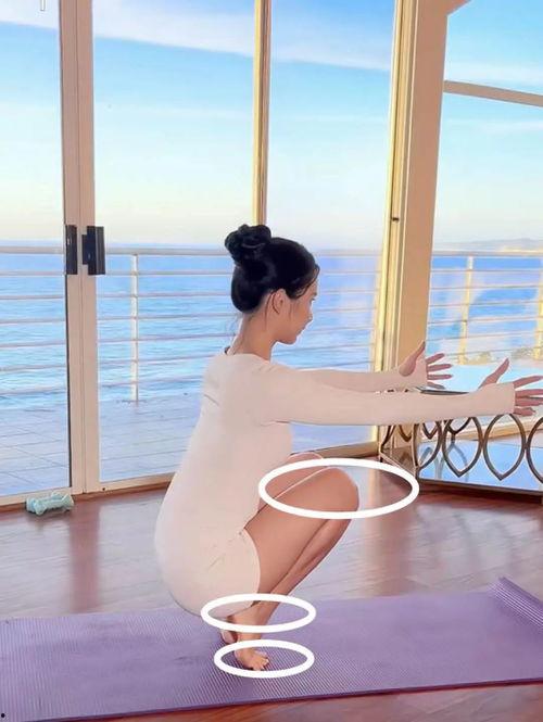 明星下蹲照,展现真实魅力与身材线条